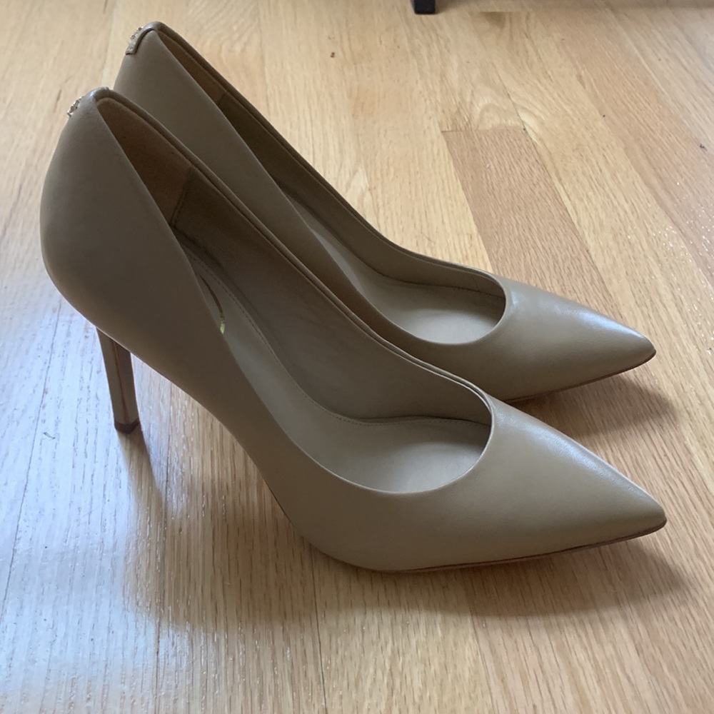 Beautiful beige Sam Edelman hazel pointed heels